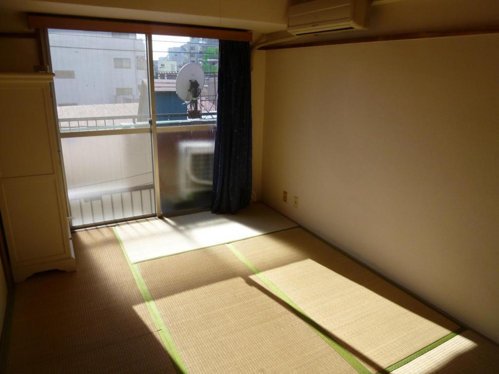 Bedroom (Sunny room)